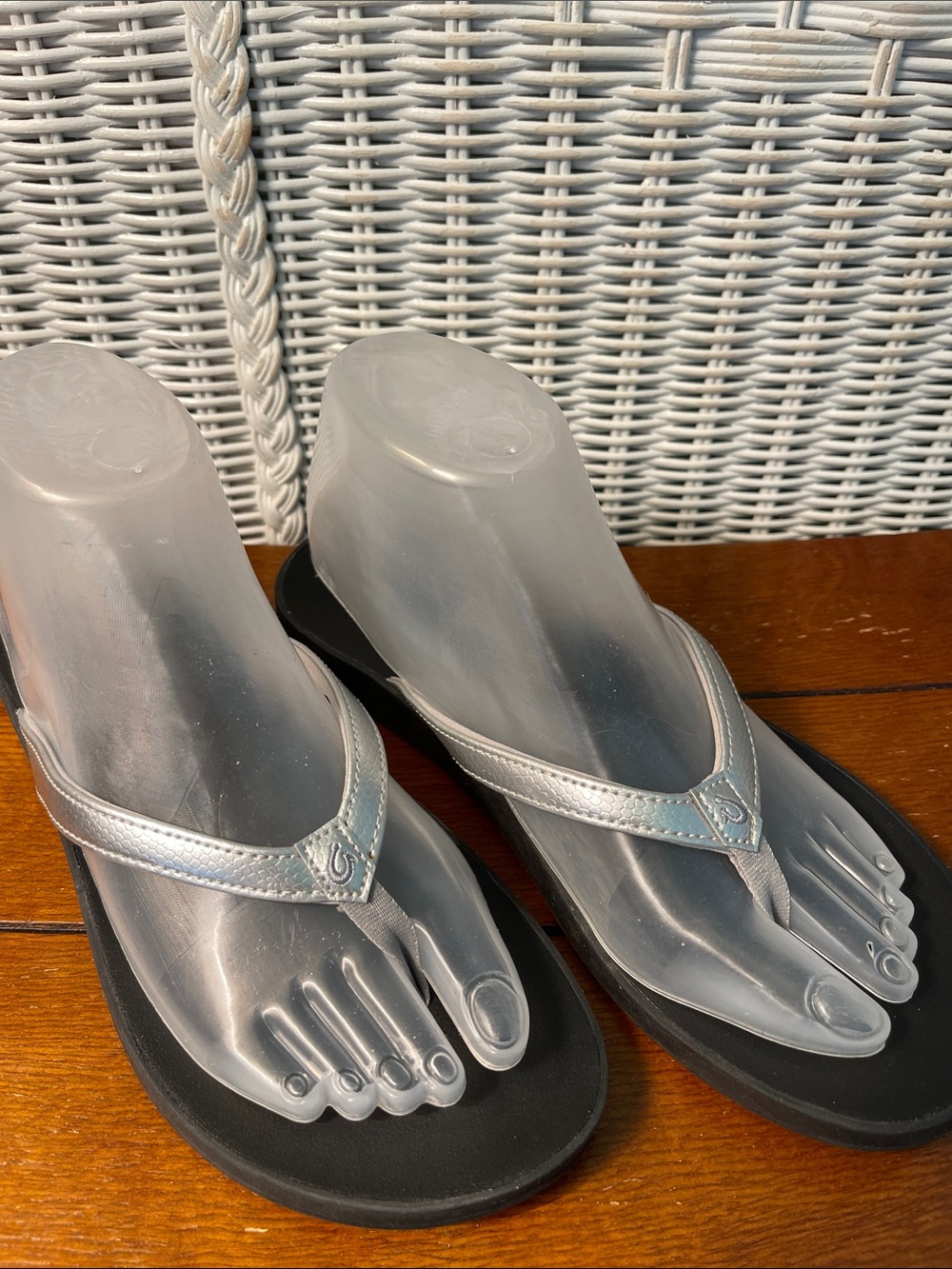 OluKai Pauwe Silver Metallic Thong Sandals Like New Size 8